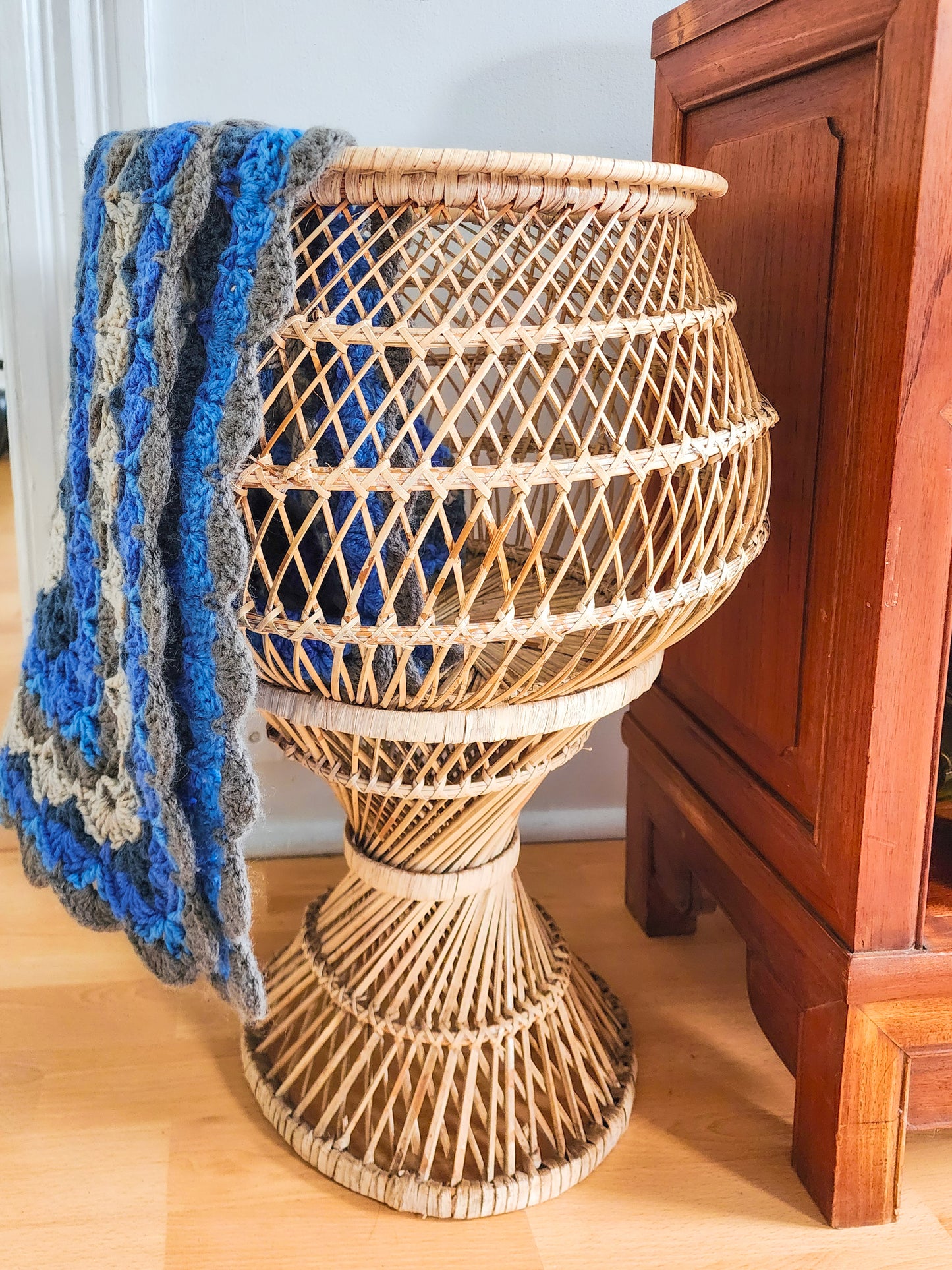 1970s Vintage Rattan Peacock-style Plant stand